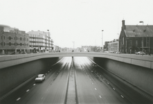 861193 Gezicht over de Catharijnebaan te Utrecht, vanaf het Vredenburgviaduct, met rechts de Westerkerk (Catharijnekade ...